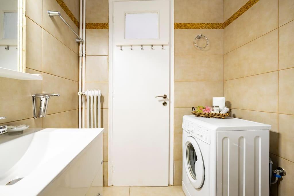 Athens Paradise Cozy 53 Sqm Apartament Near To Metro Luaran gambar